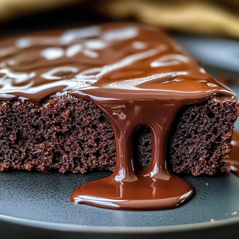 Saftiger Schokokuchen mit geschmolzener Schokolade