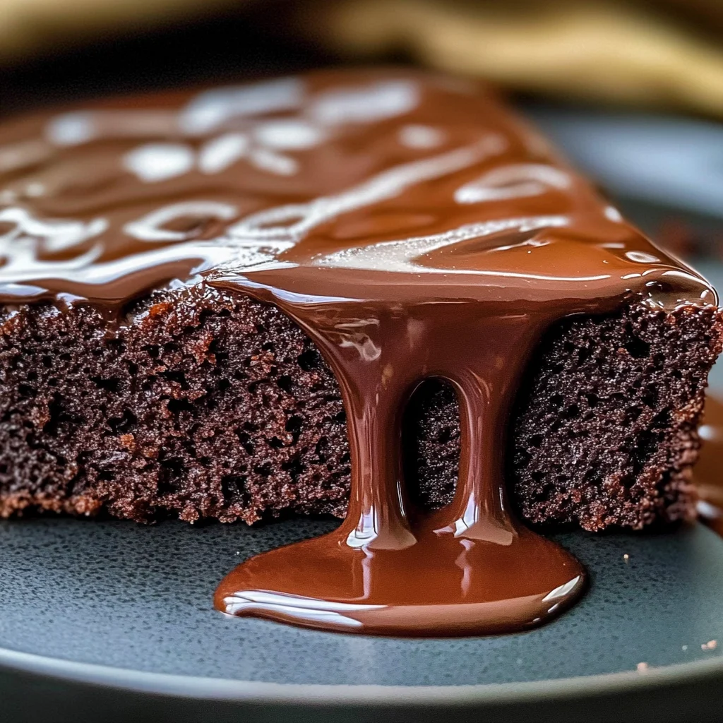 Saftiger Schokokuchen mit geschmolzener Schokolade