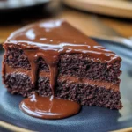 Saftiger Schokokuchen mit geschmolzener Schokolade