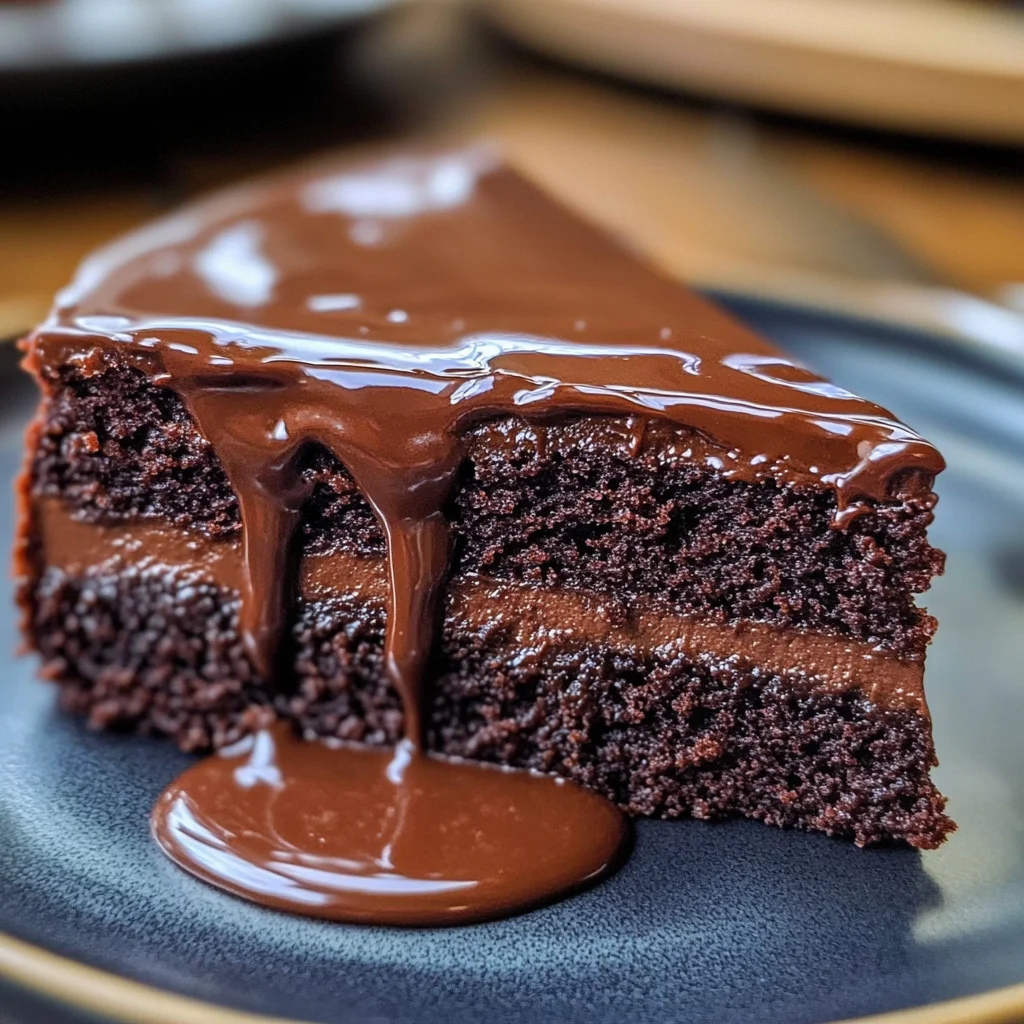 Saftiger Schokokuchen mit geschmolzener Schokolade